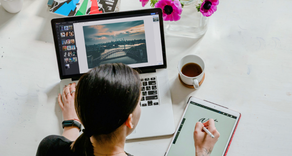 Nữ thiết kế viên đang tạo các thiết kế trên máy tính và máy tính bảng bằng Fotor