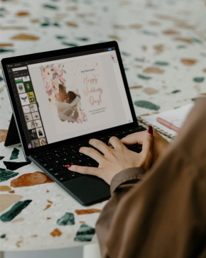 Thiết kế viên đang tạo các thiết kế trên máy tính xách tay bằng ứng dụng web của Fotor